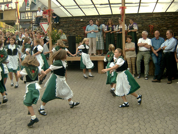Kinder Tanzen Beim Weinfest1