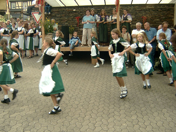 Kinder Tanzen Beim Weinfest2